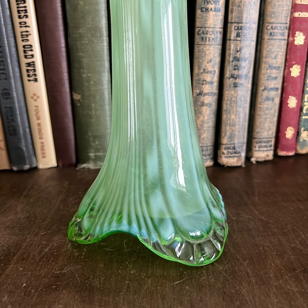 Antique Jefferson Green Opalescent Vase “Tokyo” Pattern, Seafoam Glass, 3-Footed - Picture 12 of 17